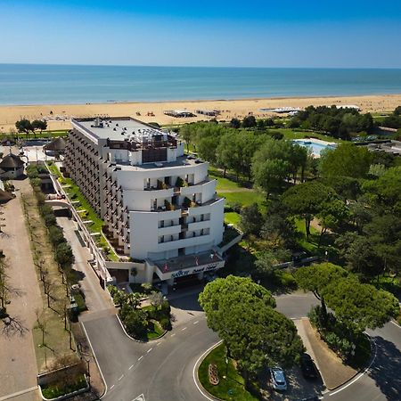 Savoy Beach Hotel & Thermal Spa Bibione Exterior photo Aerial view of the hotel