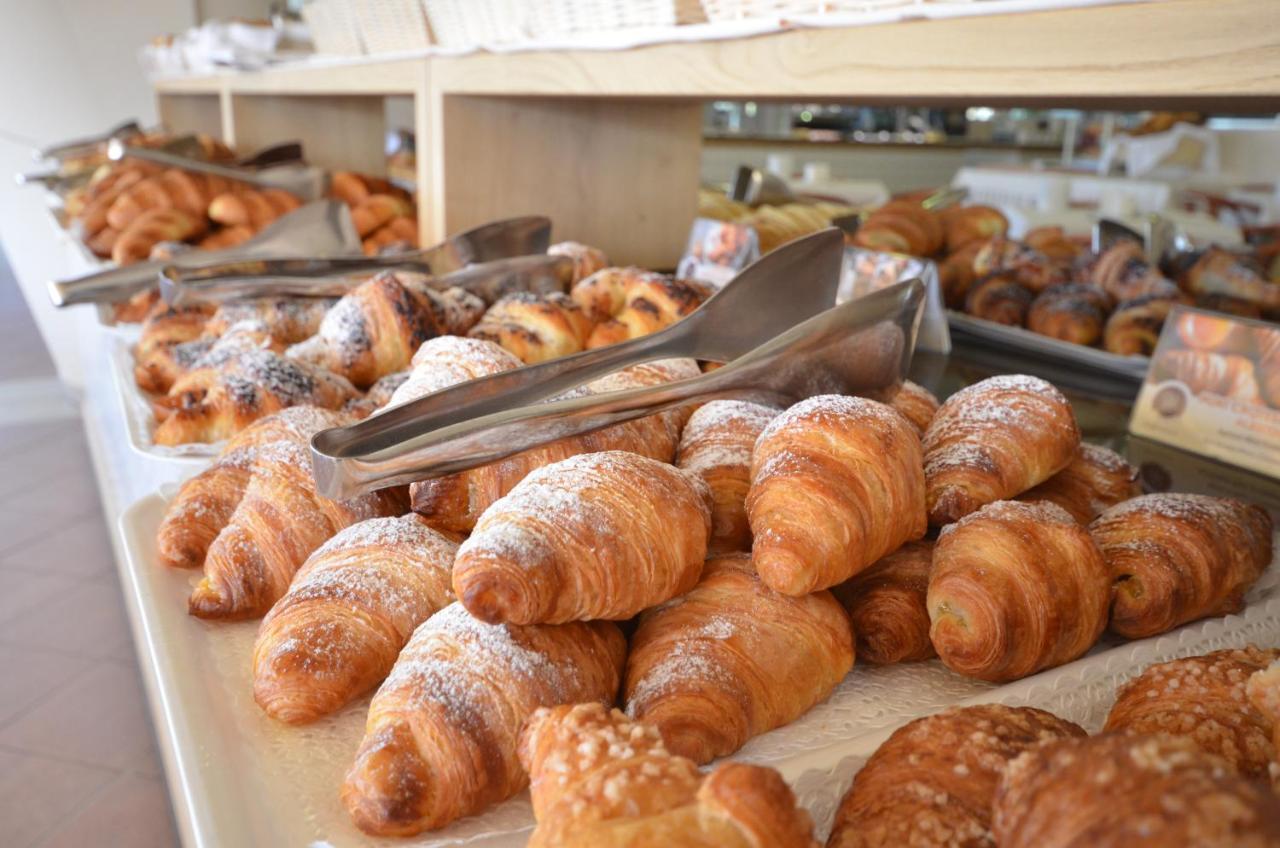 Savoy Beach Hotel & Thermal Spa Bibione Exterior photo Croissants