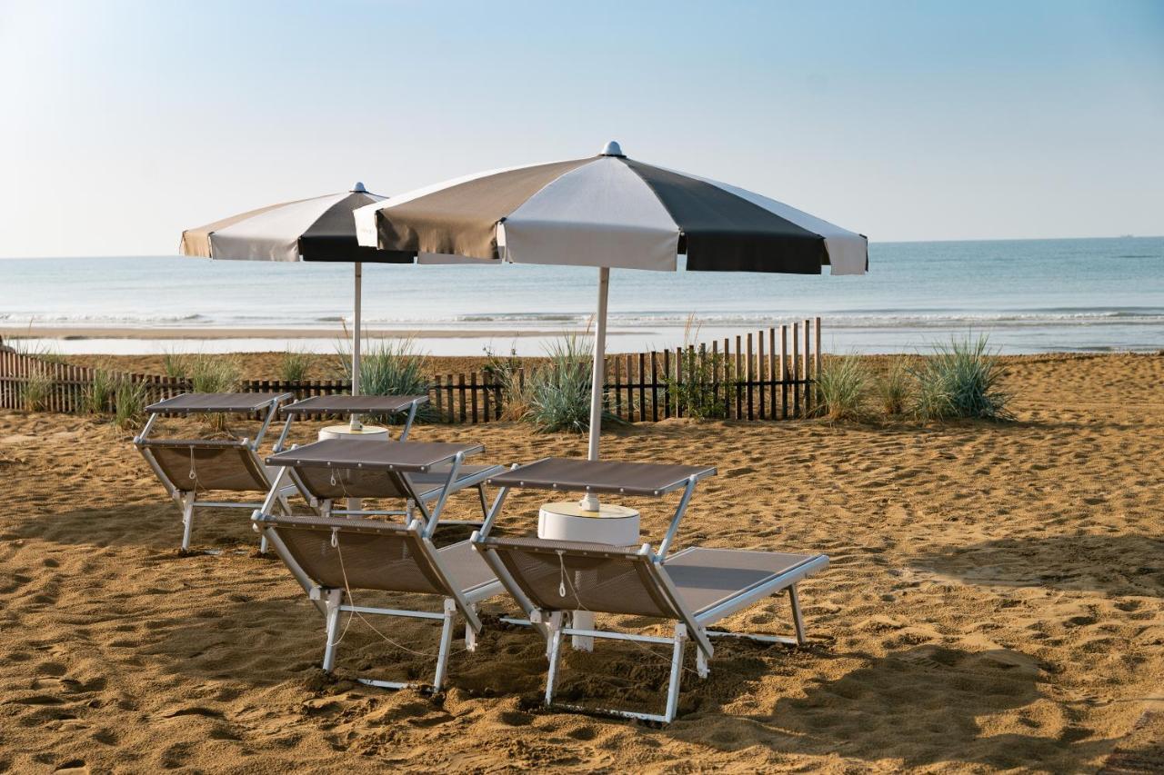 Savoy Beach Hotel & Thermal Spa Bibione Exterior photo Beach furniture