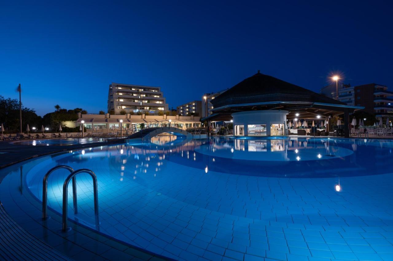 Savoy Beach Hotel & Thermal Spa Bibione Exterior photo The resort at night