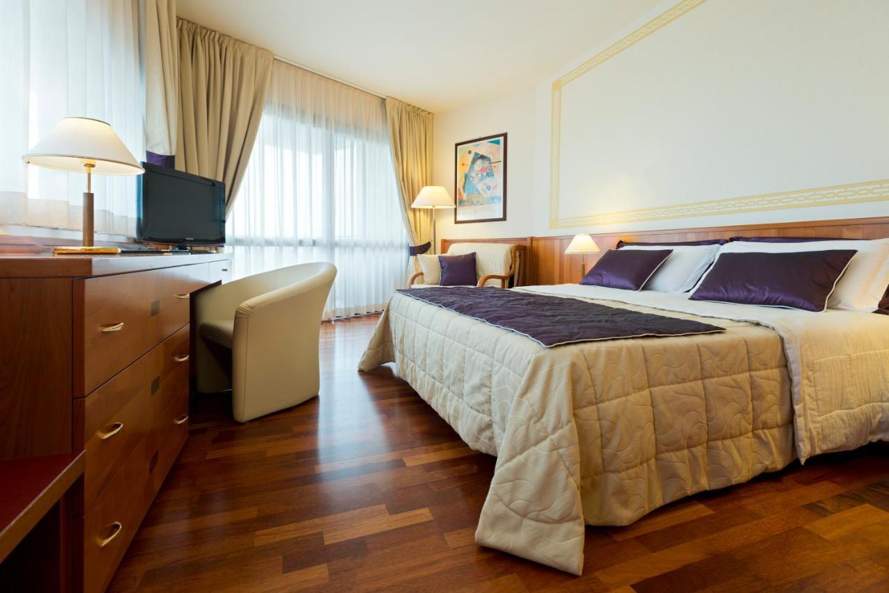 Savoy Beach Hotel & Thermal Spa Bibione Exterior photo A room at the hotel