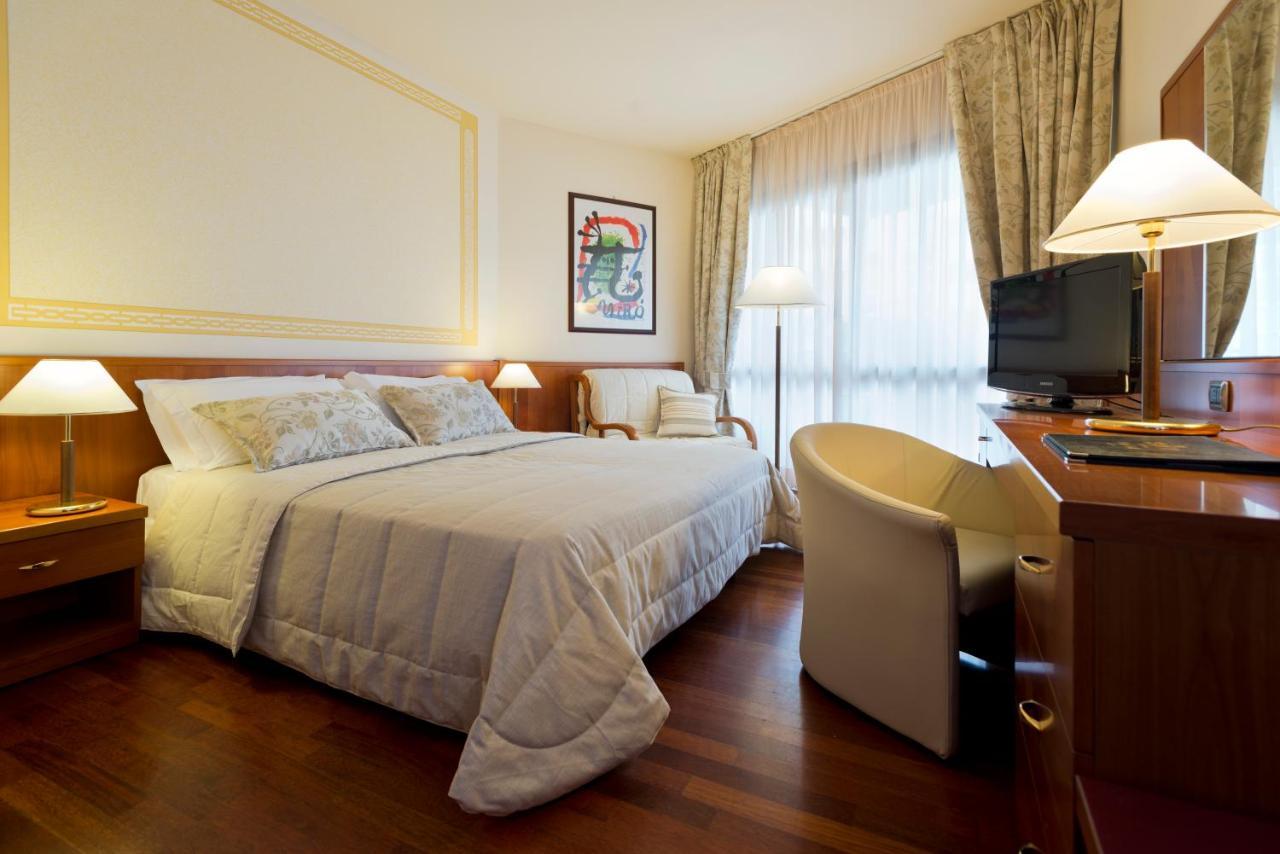 Savoy Beach Hotel & Thermal Spa Bibione Exterior photo A room at the hotel