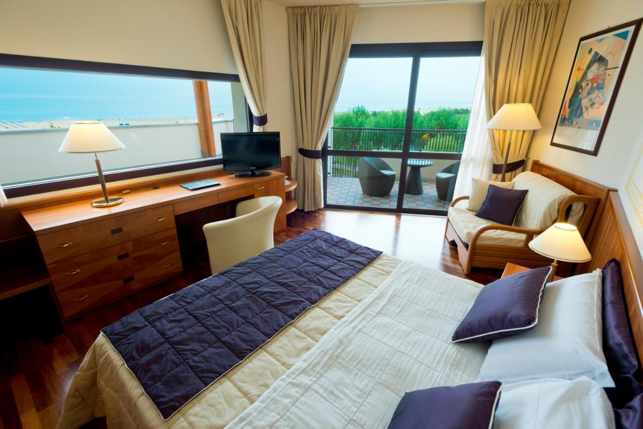 Savoy Beach Hotel & Thermal Spa Bibione Exterior photo A room at the hotel