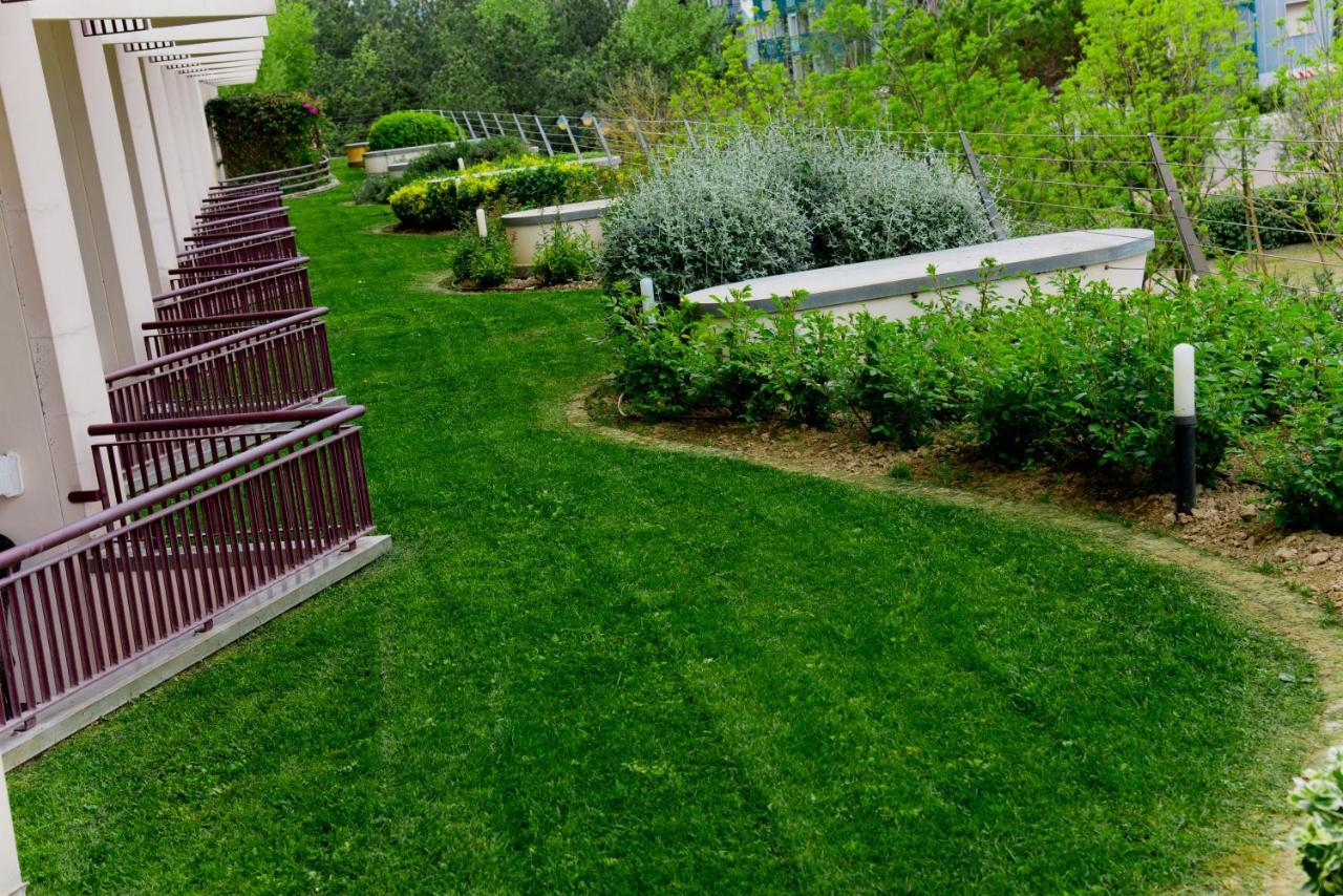 Savoy Beach Hotel & Thermal Spa Bibione Exterior photo A lawn