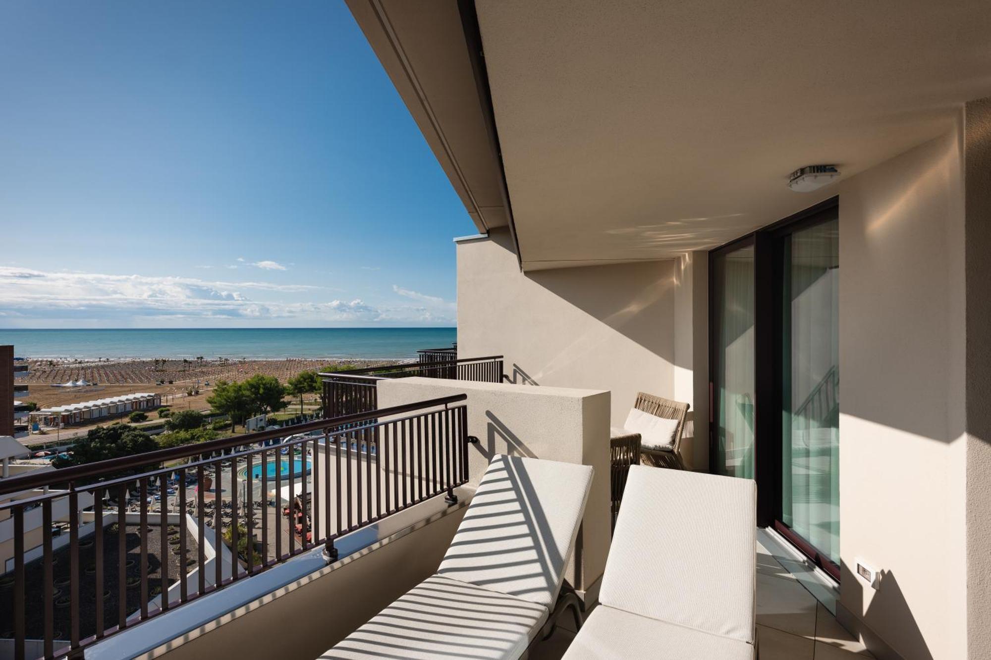 Savoy Beach Hotel & Thermal Spa Bibione Exterior photo A balcony