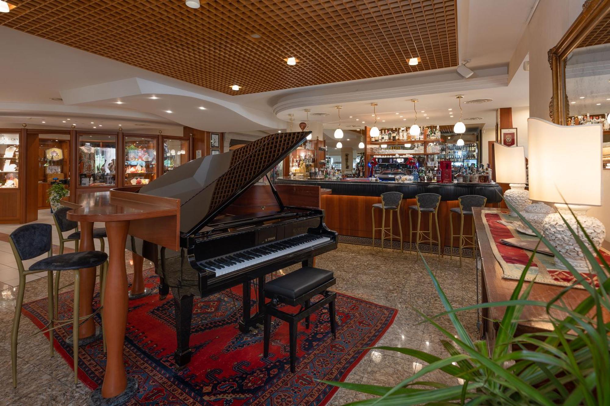 Savoy Beach Hotel & Thermal Spa Bibione Exterior photo The piano bar at the hotel