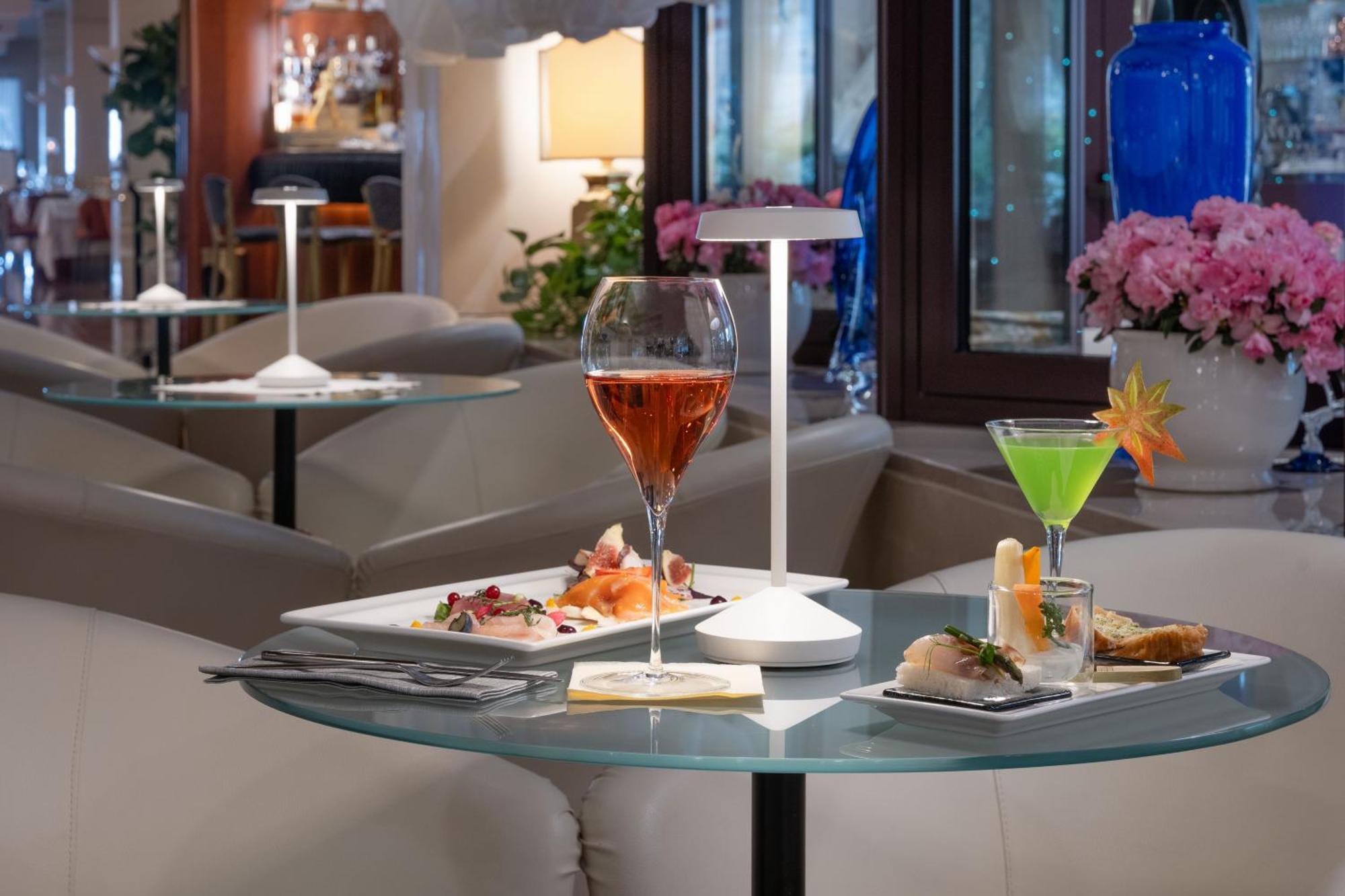Savoy Beach Hotel & Thermal Spa Bibione Exterior photo A glass table