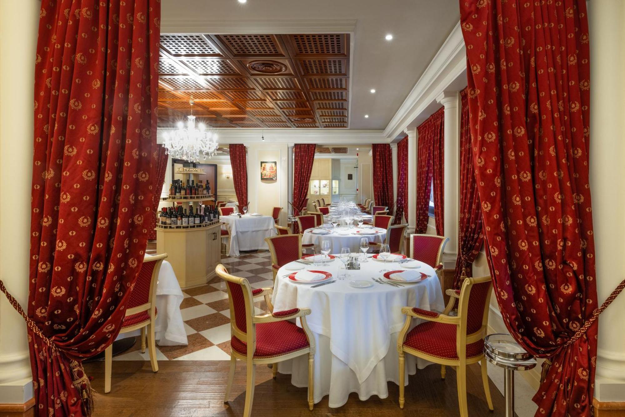 Savoy Beach Hotel & Thermal Spa Bibione Exterior photo Restaurant in the hotel
