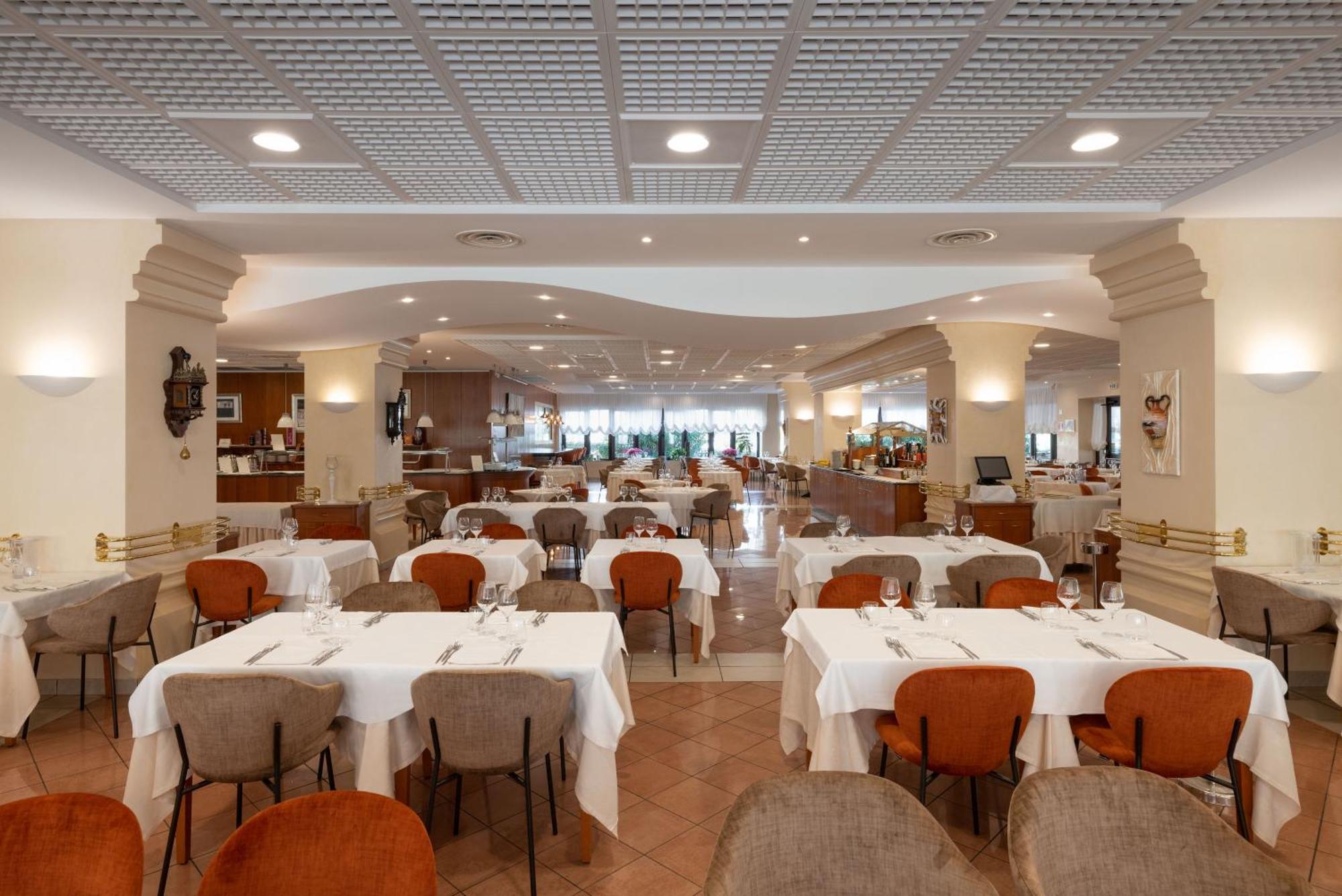 Savoy Beach Hotel & Thermal Spa Bibione Exterior photo The dining room