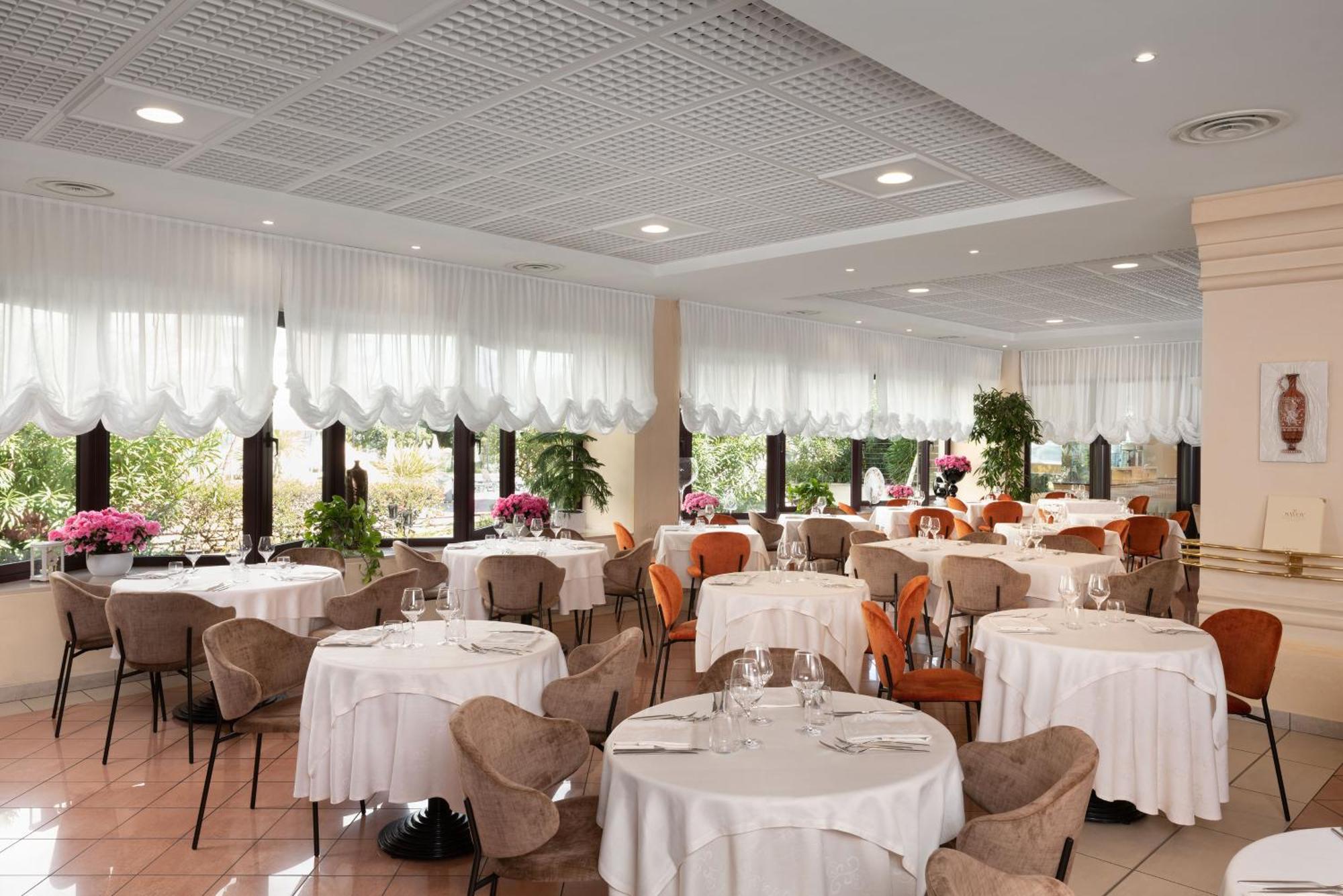 Savoy Beach Hotel & Thermal Spa Bibione Exterior photo Restaurant interior
