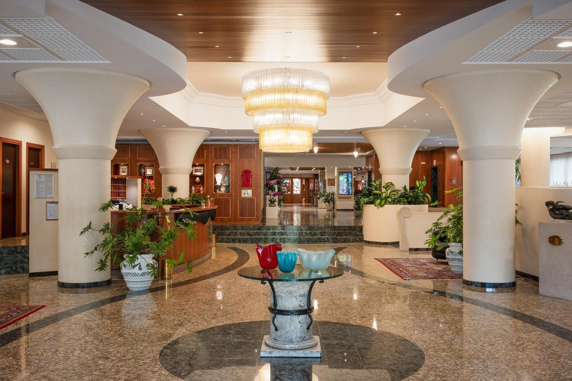 Savoy Beach Hotel & Thermal Spa Bibione Exterior photo Lobby