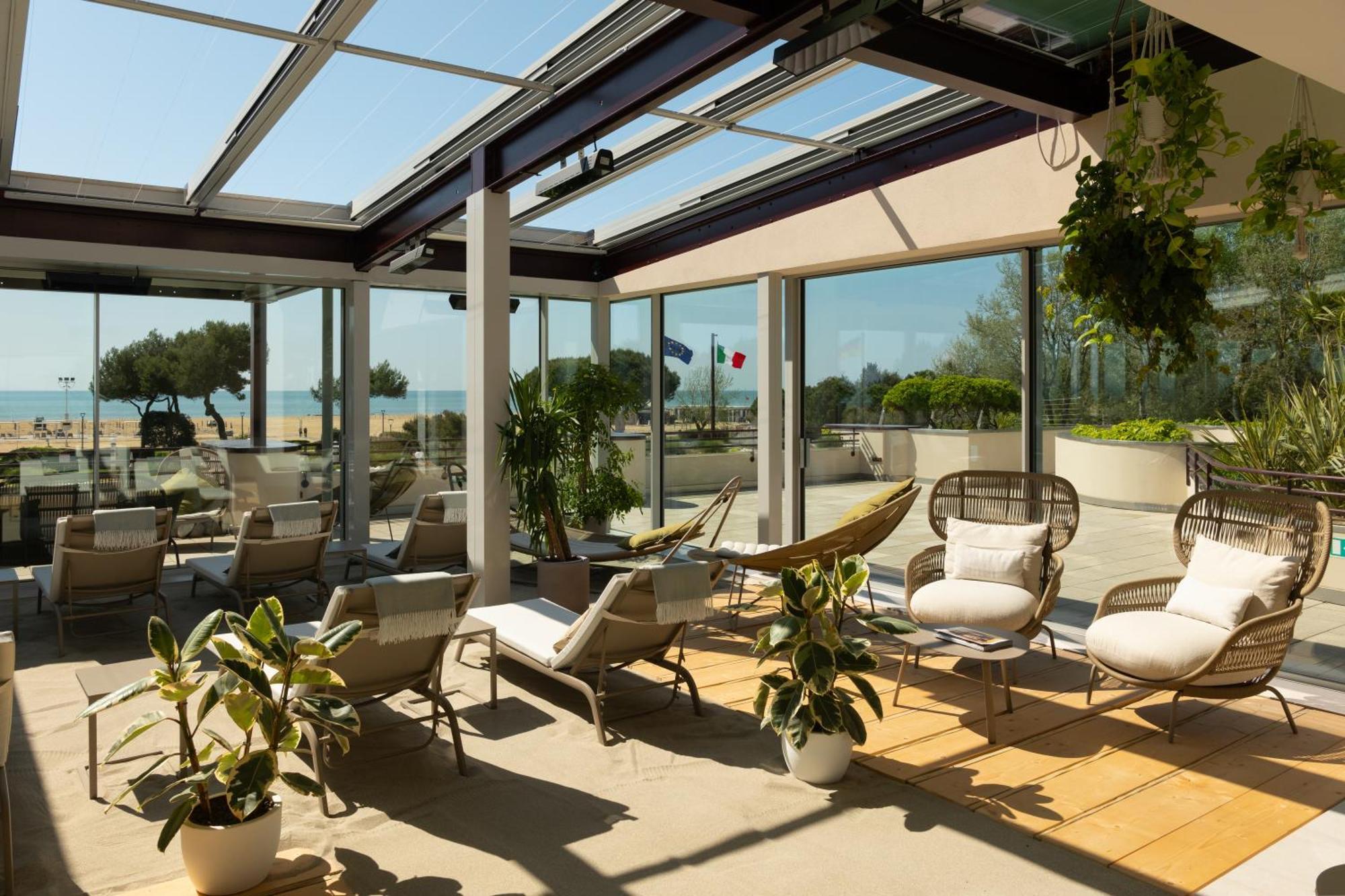 Savoy Beach Hotel & Thermal Spa Bibione Exterior photo The hotel's rooftop lounge