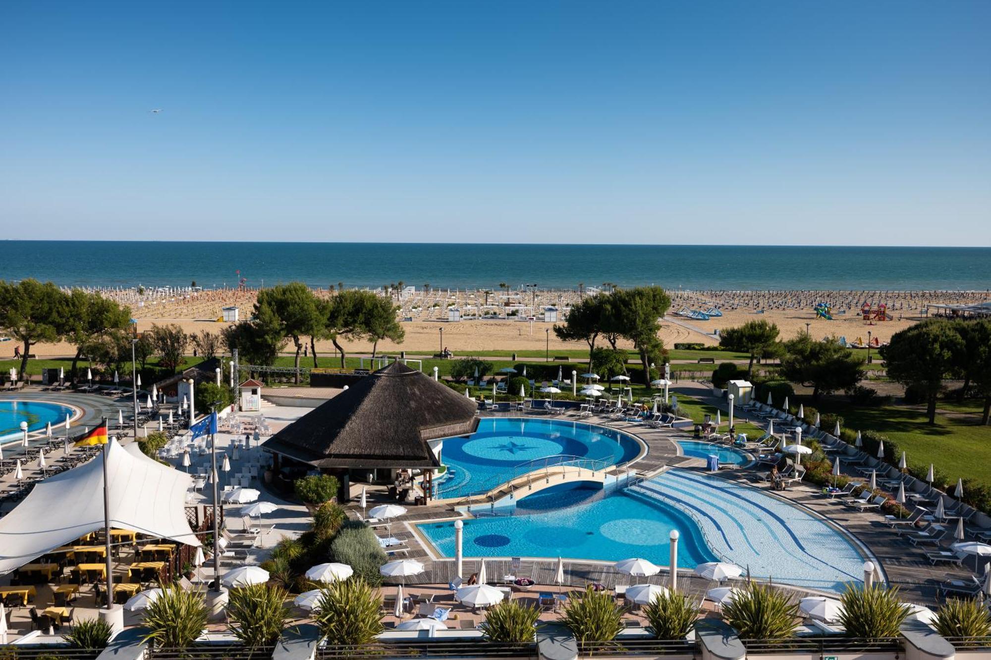 Savoy Beach Hotel & Thermal Spa Bibione Exterior photo A view of the beach at the resort