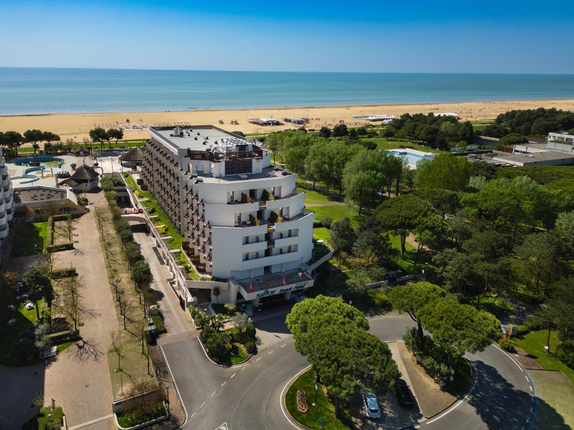 Savoy Beach Hotel & Thermal Spa Bibione Exterior photo Aerial view of the hotel