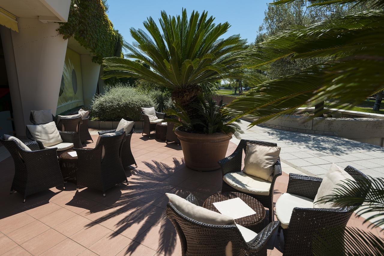 Savoy Beach Hotel & Thermal Spa Bibione Exterior photo The hotel's terrace